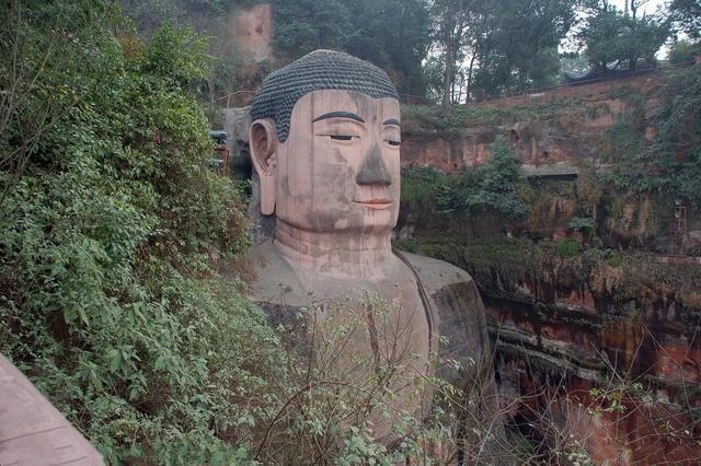 樂山大佛為何以屹立千年？又為何既不雙手合十也不打坐呢？