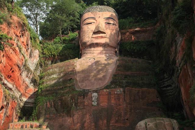 樂山大佛為何以屹立千年？又為何既不雙手合十也不打坐呢？