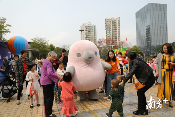 想要和萌萌噠的“鴨梨哥”見面嗎？快來布吉雕塑公益巡展吧